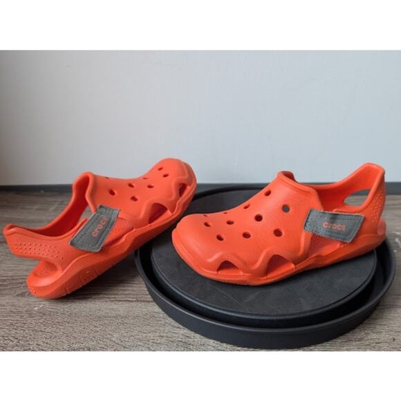 CROCS Big Kid's Size J2 Orange Swiftwater Wave Sandal Water Unisex ages 5 and up - Picture 1 of 8